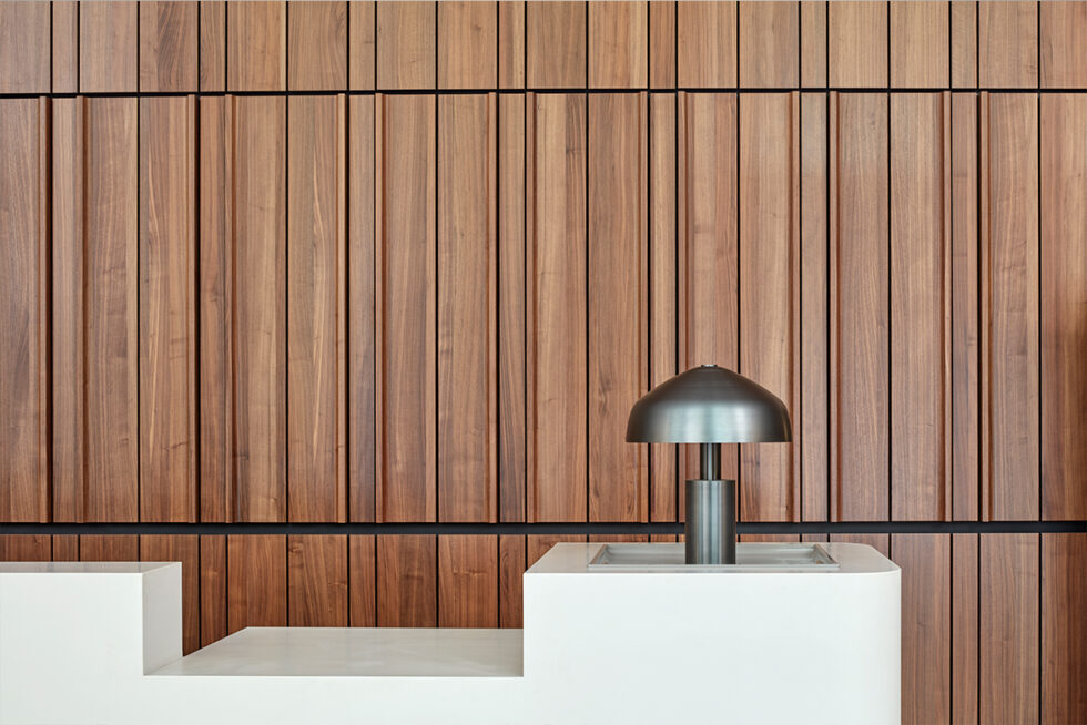 BI4032_BI4032_360_Collins_N6-web